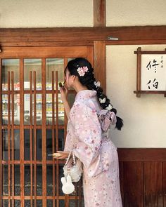 Kyoto, japan, travel, pink floral kimono, butterfly hair, braid, hairstyle idea, long hair, photo inspo Japanese Outfits Kimonos, Vision Board Ideas Japan, Japan Clothing Aesthetic, Kimono Hairstyle Long Hair, Pink Japanese Aesthetic, Japan Traditional Clothes, Packing For Japan, Kimono Pose