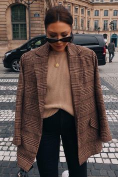 Blazer Checked Outfit, Brown Wool Blazer Outfit Women, Checked Blazer Outfits For Women, Lorna Luxe Style, Blazer Fall Outfits For Women, Brown Check Blazer Outfit Women, Brown Blazer Work Outfit, Autumn Blazer Outfit, Blazer And Coat Outfit