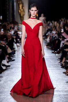 ELIE SAAB Haute Couture Spring Summer 2019 Couture Red Dress, Red Dress Fashion, Summer Couture, Elie Saab Spring, Collection Couture, Sarah Burton