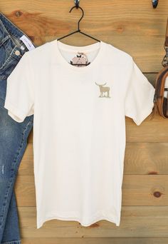 Rope Me I Wanna Play Tee Add a hint of Western fun to your look with the Rope Me I Wanna Play graphic tee! This sassy graphic cream colored tee with a brown Western graphic design features short sleeves, crew neckline, and is perfect for your layering needs or wearing alone. Show off your western style and pair it with your favorite jeans, shorts, or sweats. Product Details Graphic Tee Quote Cream Color Brown Graphic Design Short Sleeves Crew Neckline Unisex Sizing - Small, Medium, Large, XLarge Brown Graphic Design, Western Graphic Design, Quote Tees, Western Style, Favorite Jeans, Jeans Shorts, Western Fashion, Crew Neckline, Cream Color