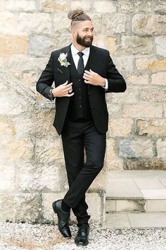 One timeless groom suit might be perfect for any groom. From my experience, this works perfectly with your groom's style. Keep that to your suit ideas. Tweed Groomsmen, Black Suit Groom, Black Wedding Suit, Groom Suit Black, Groomsmen Fashion, Suit For Men Wedding, Money Wedding, Groom Posing, Florence Wedding