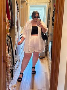 Plus Size Outfits Big Belly, Plus Size Casual Outfits Spring Summer, Plus Size Summer Outfits Shorts, White Linen Shorts Outfit, Diana Dares, Plus Size Airport Outfit, Summer Outfits Big Stomach, Portugal Outfits, Plus Size Summer Outfits Big Stomach