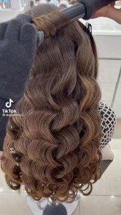 Best Color Dress For Brunettes, Long Hair Half Updo For Wedding, How To Do Wedding Curls, Prom Hairstyles For Long Hair Tutorial, Hollywood Curls Long Hair, Hairstyles For Prom Long Hair Curls, Madrina Hairstyles, Pageant Hairstyles For Long Hair, Long Pageant Hair