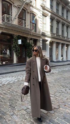 long coat outfit, wool coat, winter coat, fall coat, coat outfit, street style inspiration Winter Overcoat, Work Fits, Chique Outfits, London Outfit, 2024 Style, Autumn 2024