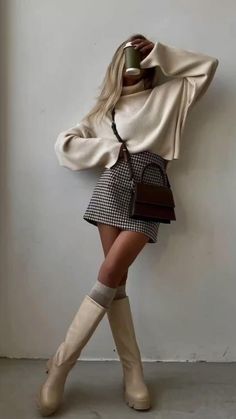 Fall Outfits For Long Torso, Fall Fashion 2023 Going Out, French College Outfit, September Fall Outfits, Girly Elegant Outfits, Fun Office Outfits Women, Paris Chic Aesthetic, Nyc Broadway Outfit, Ivory Boots Outfit