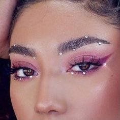 Euforia Makeup, Pink Eyeliner Makeup, Makeup Euphoria, Gem Makeup, Pink Eyeliner, Festival Makeup Glitter, Rhinestone Makeup, Girly Makeup, Rave Makeup