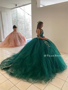 Cute Quince Outfits, Emerald Green Quinceanera Makeup, Green Quinceanera Makeup, Quinceanera Emerald Green, Quince Court Outfits, Makeup Ideas For Quinceanera, Emerald Green Quince Dress, Ideas For Quinceanera, Emerald Quince