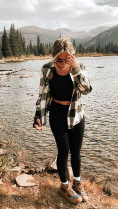 Find the perfect womens hiking outfit for your next adventure with our expert tips and recommendations. Stay comfortable and prepared on the trails. Banff Outfit Summer, Hiking Date Outfit, Fall Camping Outfits, Hiking Outfits Summer, Winter Camping Outfits, Trail Outfits, Outdoorsy Outfits, Walking Outfit