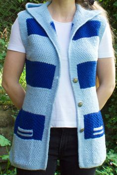 Eine von Hand gestrickte Weste im gestreiften Muster aus Blau und Hellblau. Diese Weste entspricht der Größe M / 38. Casual Striped Knit Vest, Fitted Blue Knitted Sweater Vest, Casual Striped Vest For Winter, Blue Knitted Vest, Pullover Outfit, I Hate People, Hate People, Knit Vest, Knit Jacket