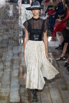 Christian Dior Resort 2019 Fashion Show Collection: See the complete Christian Dior Resort 2019 collection. Look 47 Dior Skirt, Simple Tops, Eyeshadow Tutorials, Trendy Skirts, Resort Dresses, Armani Prive, Maria Grazia, 2019 Fashion, Everyday Outfit