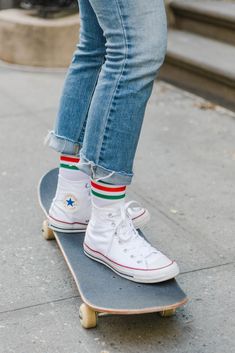 Ankle Socks Outfit Sneakers, Ankle Socks Outfit, Beginner Skateboard, Jeans And Converse, Concert Fashion, Converse White