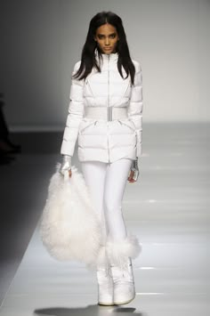 Haute Couture Style, Fluffy Boots, Fluffy Bag, Winter Mode Outfits, Ski Outfits, Boots Luxury, Luxury Boots, Ski Outfit, White Clothes