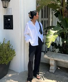 Business Cool Style, Large White Shirt Outfit, 2023 Mid Size Fashion, White Top Black Jeans Outfit, Office Outfits Aesthetic, Women's Button Down Shirt, Looks Street Style, Casual Summer Outfit, Mode Inspo