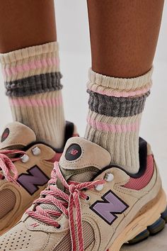 Striped Tube Socks, Look Festival, Mode Tips, Look Retro, Blazer Outfit, Nike Trainers, Looks Street Style, Retro Stripes, Swag Shoes