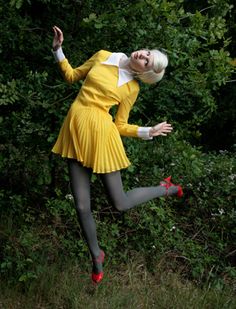 Yellow Vintage Dress, Victoria Secrets, Look Vintage, Mellow Yellow, Mode Vintage, Red Shoes, Outfits Casuales, Yellow Dress