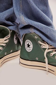 Men’s Sneakers, Mens Shoes Style, Mens Sneakers Fashion, Guy Clothing, Swagger Outfits, Mens Converse, Style Bundle, Green Converse, Street Shoes