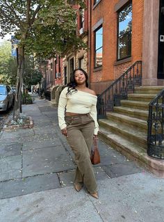 Chic Cargo Pants Outfit Ideas That Prove You Need A Pair in 2024 Brown Pants Outfit Ideas, White Cargo Pants Outfit, Brown Cargo Pants Outfit, Cargo Pants Outfit Ideas, Brown Pants Outfit, Beige Cargo Pants, Pants Outfit Ideas, How To Style Cargo Pants