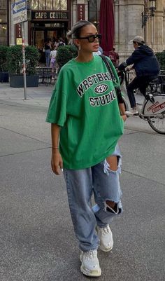 Baggy Tshirt Outfit, Oversized Tee Outfit, Oversized Shirt Outfit, Baggy Outfit Ideas, Jeans And T Shirt Outfit, Oversize Tshirt Outfits, Tee Shirt Outfit, Baggy Tee, Oversized Outfit