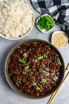 Slooker cooker Mongolian beef in a grey bowl topped with green onions and sesame seeds. Slow Cooker Flank Steak, Korean Beef Recipes, Slow Cooker Korean Beef, Slow Cooker Asian, Teriyaki Bowl, Flank Steak Recipes