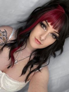 Hair Dye Parting, Black Hair Red Fringe, Split Dye Fringe, Alt Hair With Bangs, Alt Hair Ideas, Halo Hair Color, Red Halo Hair, Halo Hair Colors