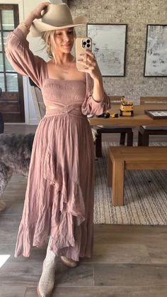 SUMMER POSTPARTUM AND NURSING-FRIENDLY OUTFITS Boho Country Bridesmaid Dress, Boho Romantic Outfits, Farm Wedding Dress Guest, Boho Styled Shoot, Summer Country Wedding Outfit Guest, Cowgirl Bridesmaid Dresses, Nashville Wedding Guest Outfit, Classy Boho Outfits, Quince Outfit Ideas Guest