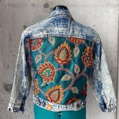 Incredible Women’s Vintage 80s Acid Wash Size Medium But This Will Fit Small And Xs! Handmade Customize Back, Bohemian Style Up-Cycled Denim Diy Clothes, Vintage Levis Denim Jacket, Coats Vintage, Levis Denim Jacket, Levis Jacket, Denim Diy, Diy Clothing, Levis Denim, Denim Jackets