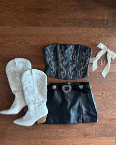 Bachelorette Party Outfit Western, Rodeo Night Outfit, Party Cowgirl Outfits, Cute Outfits For Country Concert, Cute Fall Party Outfits, Cowboy Style Outfits, Black Country Concert Outfit, Black Nashville Outfit, Rodeo Birthday Outfit