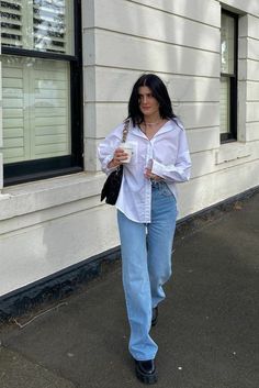 98 ideas de Outfits en 2022 | moda de ropa, ropa, ropa de moda White Shirt And Jeans Outfit Casual, T Shirt Poses Women, Jeans Outfit Poses, Spring Day Outfits Women, Jeans And Shirt Outfit Woman, White Shirt Jeans Outfit, White Shirt Aesthetic, Summer Jeans Outfit, White Shirt And Jeans Outfit