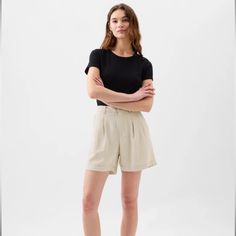 Gap 5" High Rise Linen-Blend Pleated Shorts. New With Tags! Color: Bedrock Beige. Size 4. Trouser Shorts Outfit, Pleated Shorts Outfit, Beige Shorts Outfit, Style Linen Shorts, Khaki Shorts Outfit, Linen Shorts Outfit, Summer Office Wear, Theme Park Outfits, Work Outfit Office