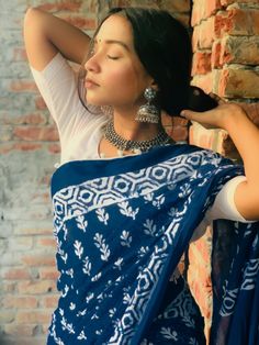 Cotton Saare Aesthetic, Cotton Saree Look Aesthetic, Aesthetic Saree Blouse, Indigo Saree With White Blouse, Cotton Saree Poses, Cotton Handloom Sarees, Cotton Saree Aesthetic, Indigo Saree Blouse Designs, Simple Traditional Saree Look