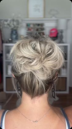 Mandy Sims✨Over 40 Health + Beauty | Easy peasy quick updo (works great for fine hair!!) 💁‍♀️✨ Perfect for any occasion - get ready in minutes. 🙌🏼 #HairHacks #UpdoTutorial... | Instagram Short Fine Hair Updo, Fine Hair Updo, Hair Doos, Easy Bun Hairstyles For Long Hair, Easy Updos For Medium Hair, Easy Updos For Long Hair, Haircuts For Medium Length Hair