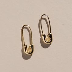 Trendy Single Safety Pin Earring, Trendy Safety Pin Single Earring, Everyday Metal Threader Earrings, Trendy Safety Pin Earrings For Pierced Ears, Minimalist Safety Pin Earrings, Minimalist Gold Safety Pin Earrings, Minimalist Safety Pin Jewelry For Pierced Ears, Single Safety Pin Earring, Everyday Safety Pin Single Earring