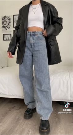 Casual Slacks Women, Oversized Black Leather Jacket Outfit, Winter All Black Outfit, Doc Martens Outfits, New Rock, Swaggy Outfits, 가을 패션, Basic Outfits