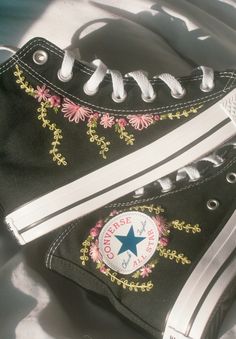 Embroider your own shoe with this beginner friendly shoe embroidery pattern!🪡🧵👟  #shoes #embroidery #handembroidery #art #embroiderypattern #diy #converse Converse Aesthetic Embroidery, Embroidered Converse High Tops Black, Embroidered Black Converse, Black Converse Embroidery, Embroidery Shoes Diy, Diy Converse