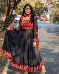 Fashion Designer Dresses, Simple Frock Design, Stylish Kurtis Design, Long Frock Designs, Alaska Fashion, New Saree Designs, New Kurti, Simple Frocks