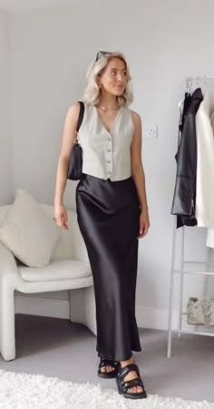 45+ Chic Vest Outfits & Sleeveless Blazer Looks to Wow Everyone - Jennysgou Silk Maxi Skirt Outfit, Long Satin Skirt, Outfits Sleeveless, Vest Outfits For Women, Spring Skirt Outfits, Black Skirt Outfits, Work Outfit Inspiration