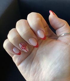 White French Tip Nails With Red Bow, Winter French Tip Nails Almond, Aesthetic Holiday Nails, Red French Tip Nails With Bow, Christmas Nails With A Bow, Red Bow Christmas Nails, Preppy Winter Nails, Gel Nails Xmas, Bow Christmas Nails