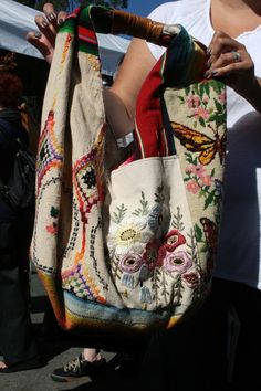 nice. Traditional Bags, Traditional Embroidery, Diy Handbag, Mk Bags, Embroidered Bag