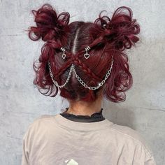 chain and charm hairstyles Short Hairstyles With Accessories, Fun Hair Inspo Color, Hairstyles For Growing Out Undercut, Scorpion Hairstyle, Creative Short Hairstyles, Alternative Prom Hair, Alternative Updos, Unique Short Hairstyles, Red And Blonde Curly Hair