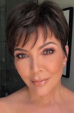 Kris Jenner Makeup Looks, Older Lady Makeup, Old Women Makeup, Makeup Pele Madura, Kris Jenner Makeup, Makeup Mother Of The Groom, Natural Makeup For Mother Of The Bride, Makeup Señora