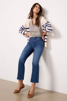 AG Farrah Boot Crop | EVEREVE Crop Boot Jeans Outfit, Bootleg Jeans Outfit, Cropped Flare Jeans Outfit, Ankle Jeans Outfit, Jeans Cropped Flare, Flare Jean Outfit, Casual Office Fashion, Jeans Boots Outfit, Flare Jeans Outfit