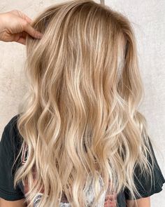 Shades Of Blonde Straight Hair, Cute Haircolor Ideas Blonde, Faith Hill Hair Color, Blake Lovely Hair Color, Dark Honey Blonde With Money Piece, Blonde Hair On Blonde Hair, Honey Hair With Lowlights, Golden Blonde To Platinum, Blonde Balayage Highlights On Blonde