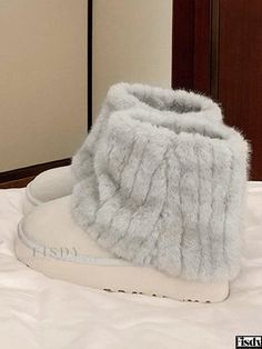 Fisdy - Elegantes botas de invierno para mujer: Punta redonda, piel sintética, puño de cuero y características de botas de nieve Womens Winter Boots, Cute Uggs, Womens Winter, Girly Shoes, Shoes Pink, Cuff Detail, Swag Shoes, Snow Boots Women, Winter Snow Boots