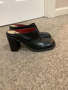 This nice pair of vintage 90s Tommy Hilfiger black leather mules logo Tommy slip on chunky wood stacked heel shoes comes to you in a size 8 marked. Pls compare the measurements I give you to those in your closet. Retro Closed Toe Leather Mules, Retro Leather Closed Toe Mules, Retro Leather Mules With Round Toe, Casual Mules With Wooden Heel And Square Toe, Retro Mules With Wooden Heel And Round Toe, Retro Mules With Stacked Heel And Round Toe, Retro Leather Slip-on Clogs, Retro Leather Slip-on Mules, Vintage Leather Clogs With Block Heel