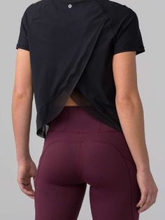 Sporty Compressive Workout Tops, V-neck Sportswear Tops For Workout, Under Armour Athleisure Sports Top, Sporty V-neck Activewear, Workout Outfits For Women, Sporty V-neck Sports Bra, Running Clothing, Sporty Outfit, Gym Attire