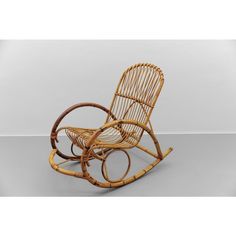 an old fashioned rocking chair made out of bamboo