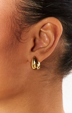 Give any outfit a lift with the elevated vibes of these mini teardrop studs! Small Elegant Earrings, Gold Droplet Earrings, Drop Earrings Outfit, Cute Gold Earrings, Gold Teardrop Earrings, Teardrop Earrings Gold, Mumu Wedding, Product Photoshoot, Delicate Gold Jewelry