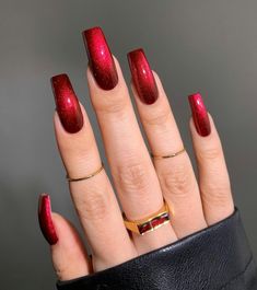 The latest manicure trend taking over Instagram is called cat eye nails. TZR has rounded up the best looks for your next manicure moment. Red Summer Nails, Red Chrome Nails, Metallic Nails Design, Nightmare Before Christmas Nails, Velvet Nails, Red Nail, Cat Eye Nails, Metallic Nails, Nail Designs Summer