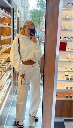 Cargo Oants Outfit Girl, Fall Fits Cargo Pants, White Cargo Pants Outfit Aesthetic, Outfit With White Cargo Pants, White Cargo Pants Outfit Fall, Edikted Leather Pants Outfit, Cargo White Pants Outfit, Outfit Cargo Blanc, Fall Outfits Cargo Pants