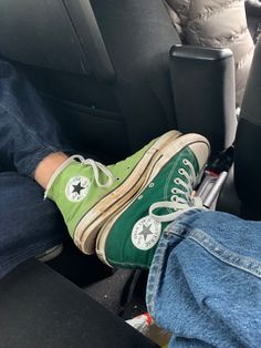 Green converse Teal Converse Outfit, Blue And Green Outfit Aesthetic, Green Shoes Aesthetic, Outfits With Green Shoes, Green Converse Aesthetic, Light Green Converse, Lime Green Converse, Green Converse Outfit, Blue Converse Outfit